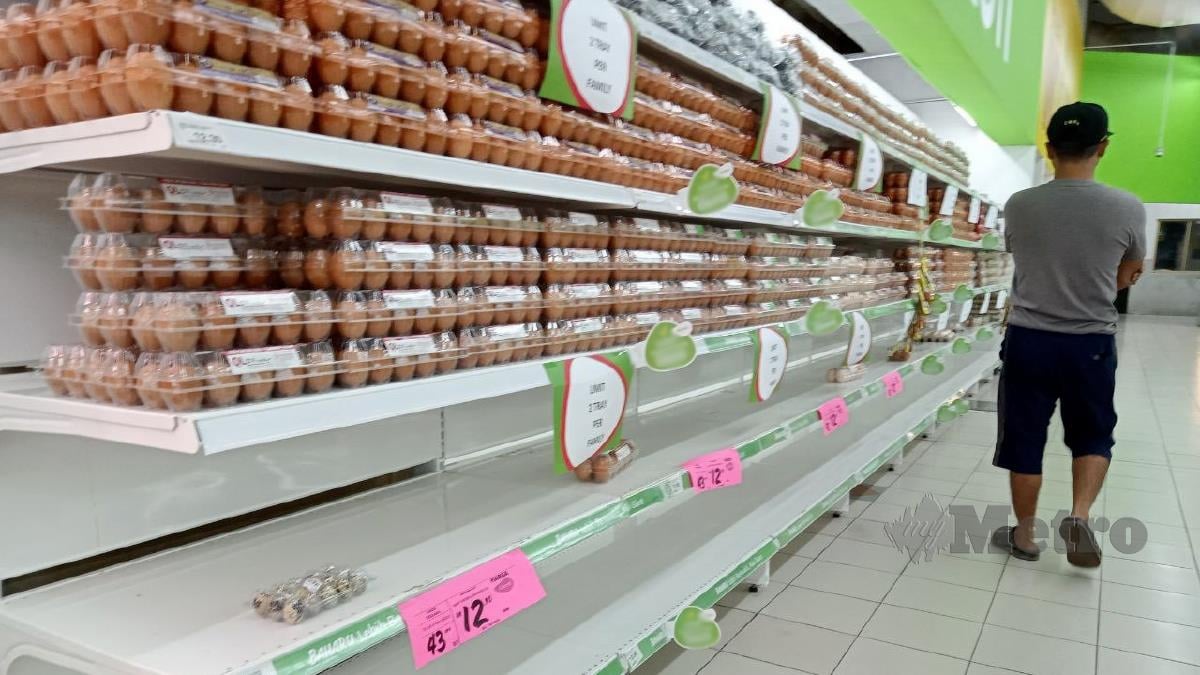 BEKALAN telur ayam 30 biji sepapan tiada di rak telur sebuah pasar raya. FOTO Omar Ahmad