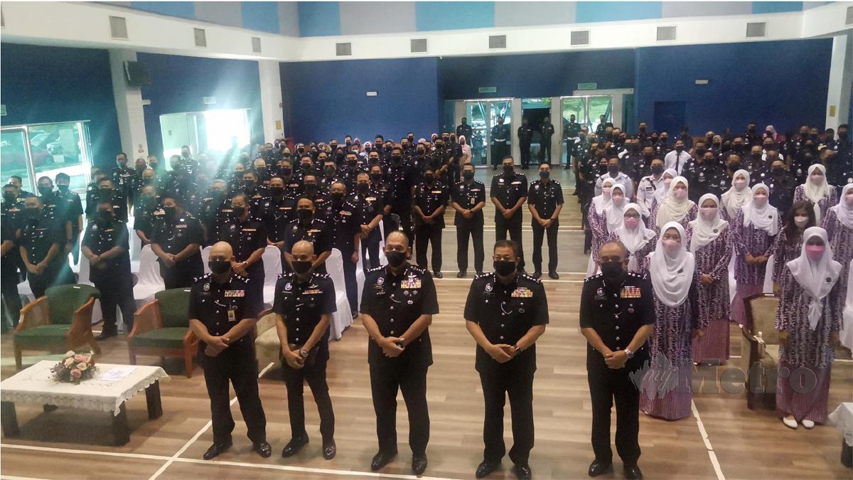 MIOR Faridalathrash (depan, tengah) bergambar sempena Perhimpunan Bulanan Ketua Polis Perak. FOTO Balqis Jazimah Zahari