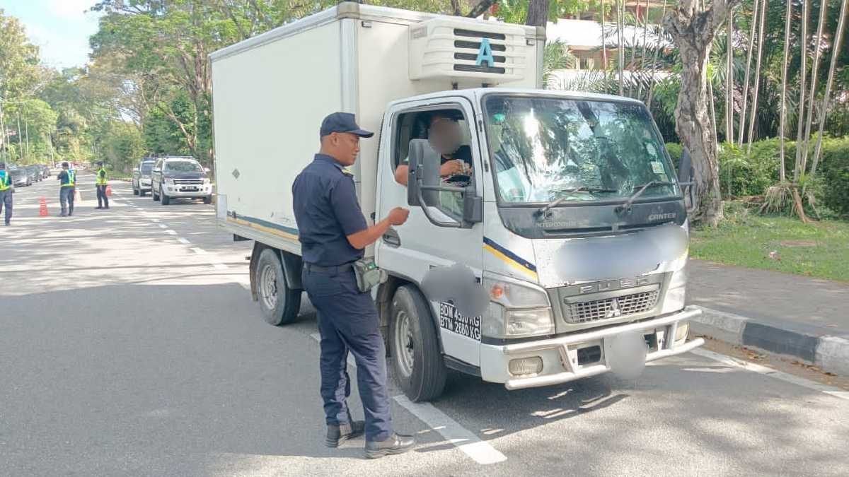ANGGOTA penguat kuasa JPJ menjalankan pemeriksaan operasi penguatkuasaan di Jalan Sepoy Lines, semalam. FOTO Facebook JPJ Pulau Pinang