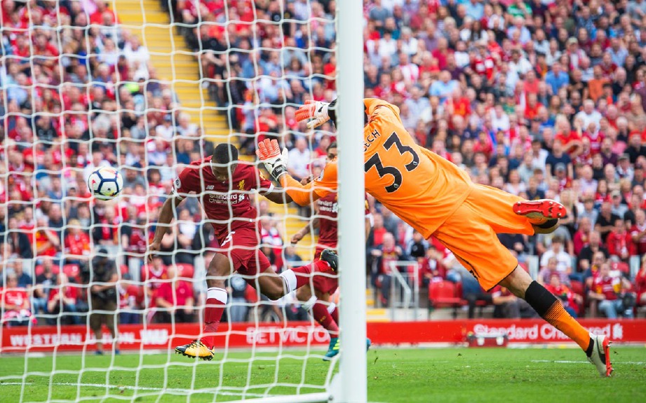 DANIEL Sturridge (kiri) jaring gol keempat Liverpool. -Foto EPA
