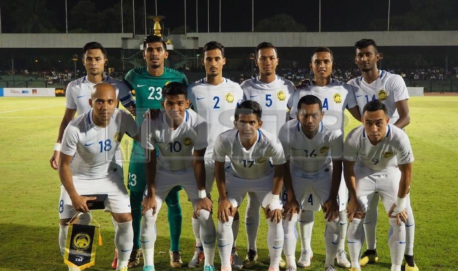 BARISAN pemain Malaysia sebelum beraksi menentang Sri Lanka pada aksi persahabatan di Stadium Sugathadasa, Colombo. FOTO FAM