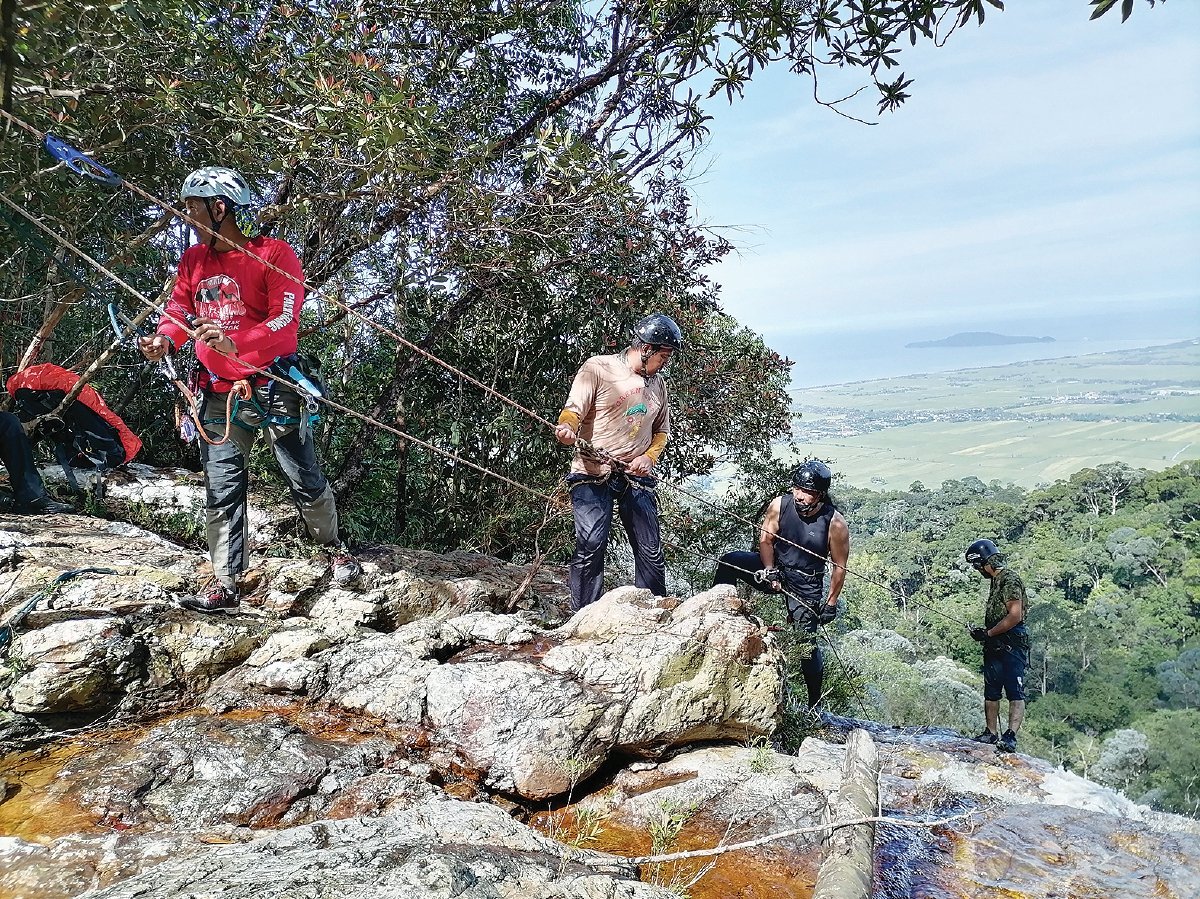 PESERTA Expedisi Upside Down Bonda Mandi di Gunung Jerai, Kedah ketika melakukan pemeriksaan akhir sebelum melakukan abseiling 