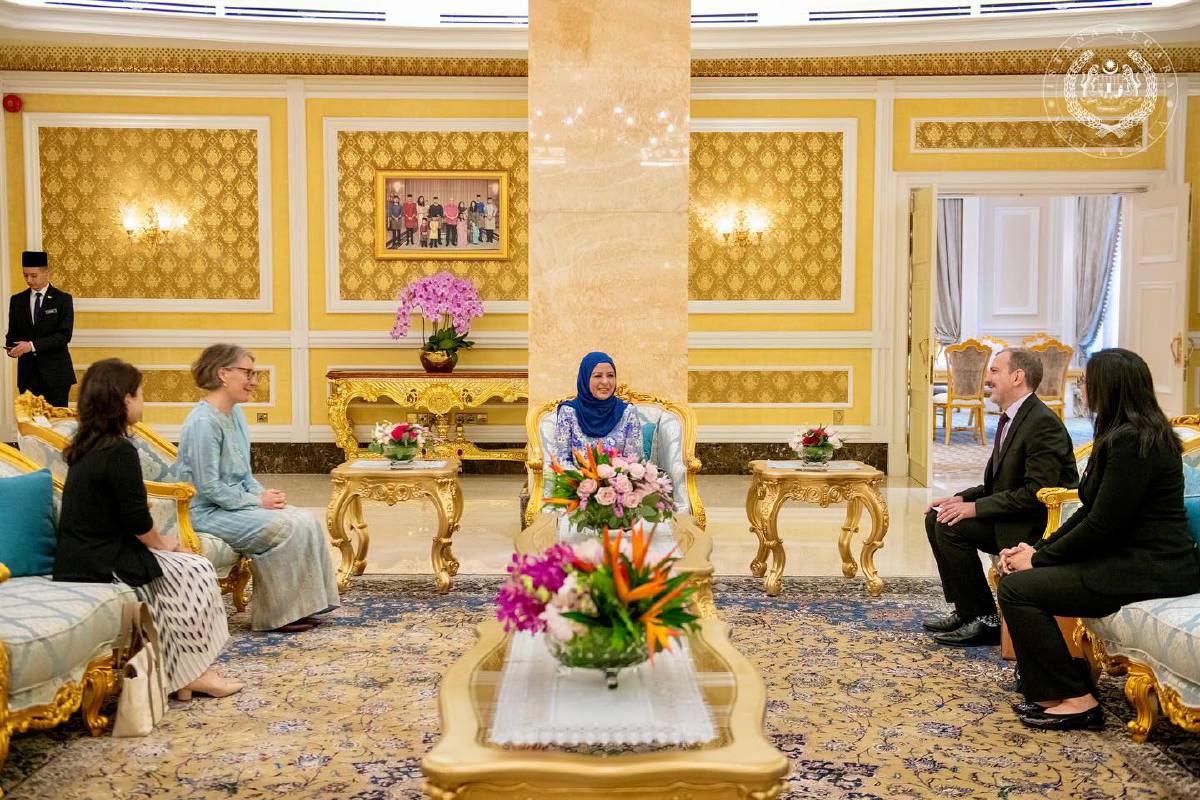 Raja Permaisuri Agong berkenan menerima menghadap Terry di Istana Negara. FOTO Facebook Sultan Ibrahim Sultan Iskandar/RPO