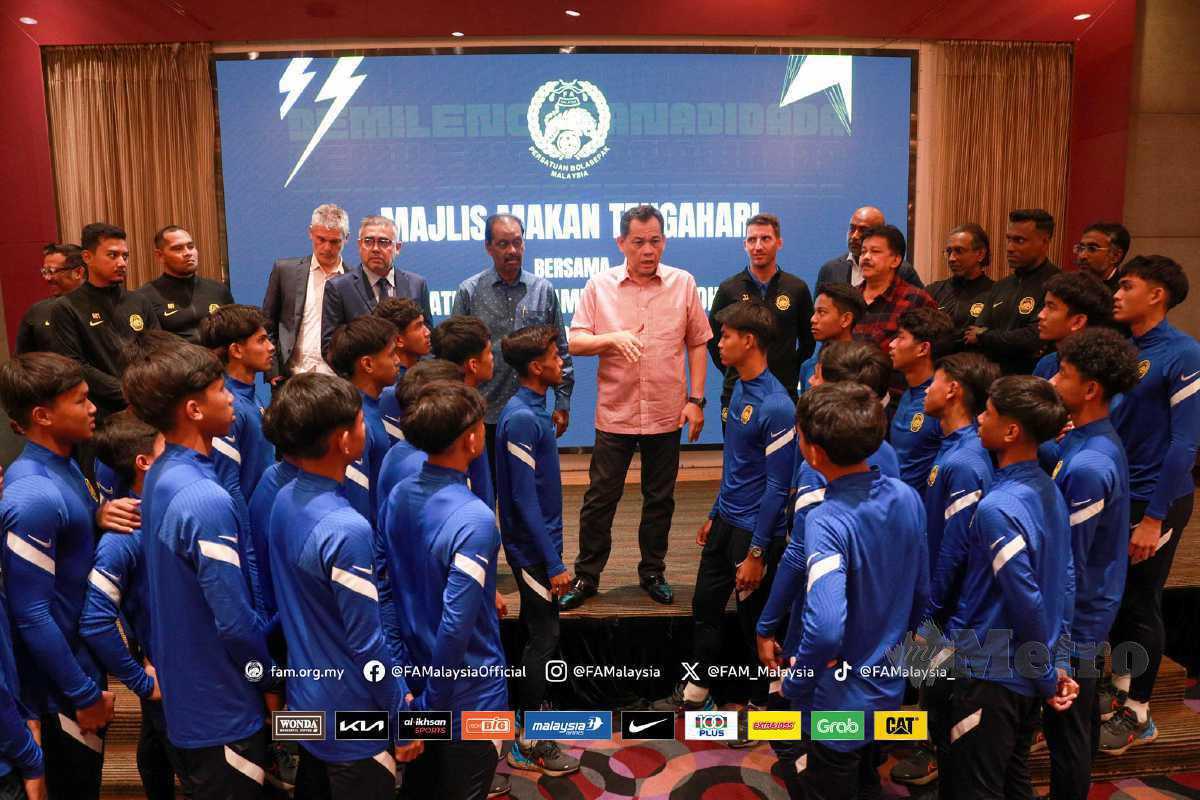 PRESIDEN FAM, Datuk Hamidin Mohd Amin (tengah) memberi kata-kata semangat kepada pemain skuad B-16 negara, hari ini. FOTO FB FAM