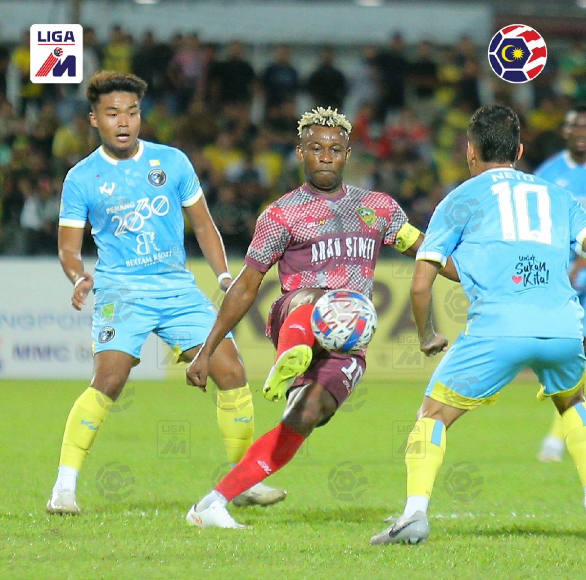 PEMAIN KDA FC, Sony Norde (tengah) mengawal bola biarpun cuba dihalang pemain Penang FC. FOTO FB MFL
