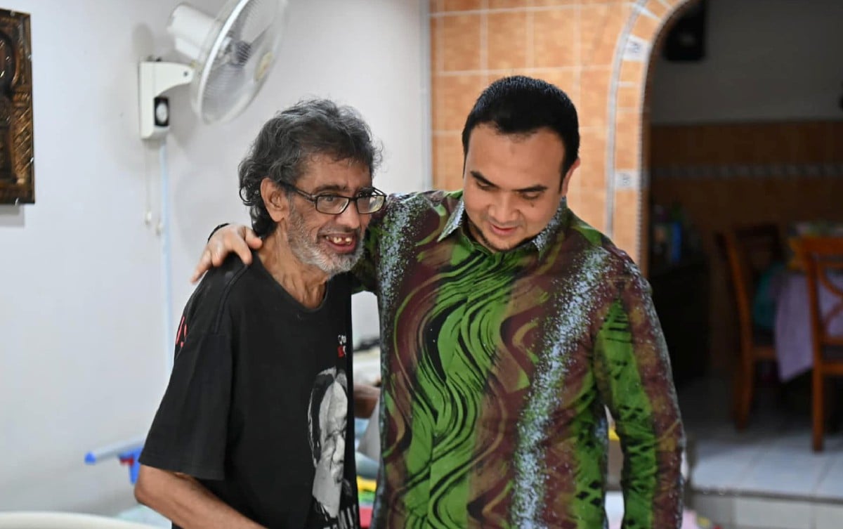 FARHAN yang mewakili Anwar ketika sesi Ziarah Madani di kediaman Syed Harun di Batu Caves. FOTO Facebook Rasmi Perdana Menteri Datuk Seri Anwar Ibrahim 