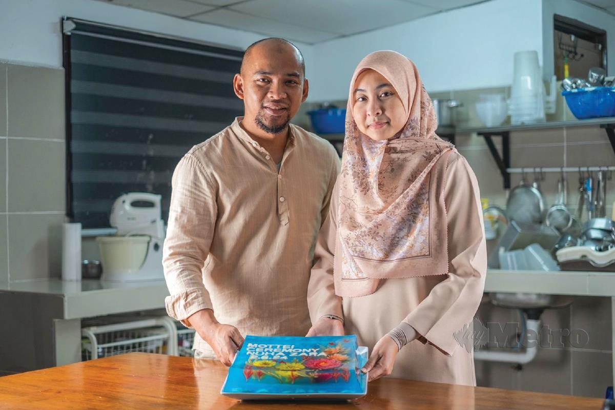 (KANAN) Sumayah bersama suami yang bersama-sama mengusahakan perniagaan kek jeli 3D.