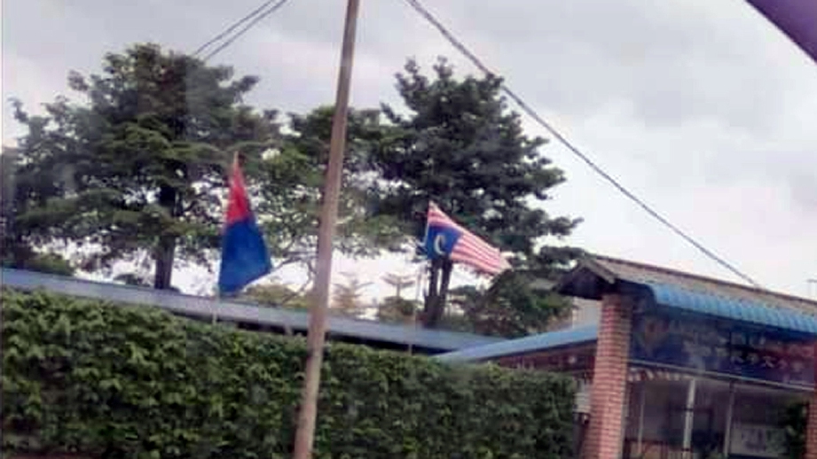 PEMASANGAN bendera terbalik di sekolah di Kluang sehingga tular di media sosial.