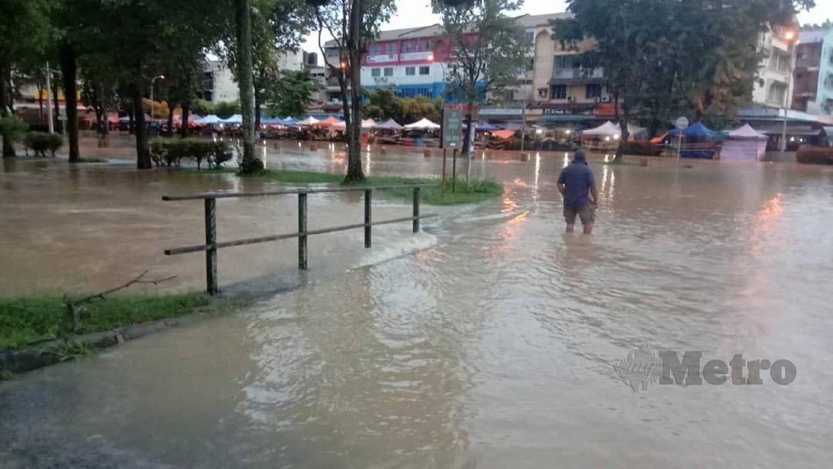 KEADAAN banjir di sekitar pekan Donggongon, Penampang. FOTO ihsan APM