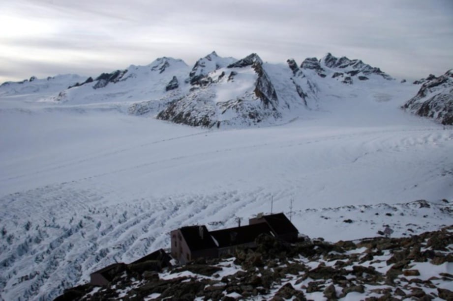 EMPAT pendaki Jerman dilaporkan terbunuh dalam runtuhan salji di Swiss Alps. -Foto Agensi