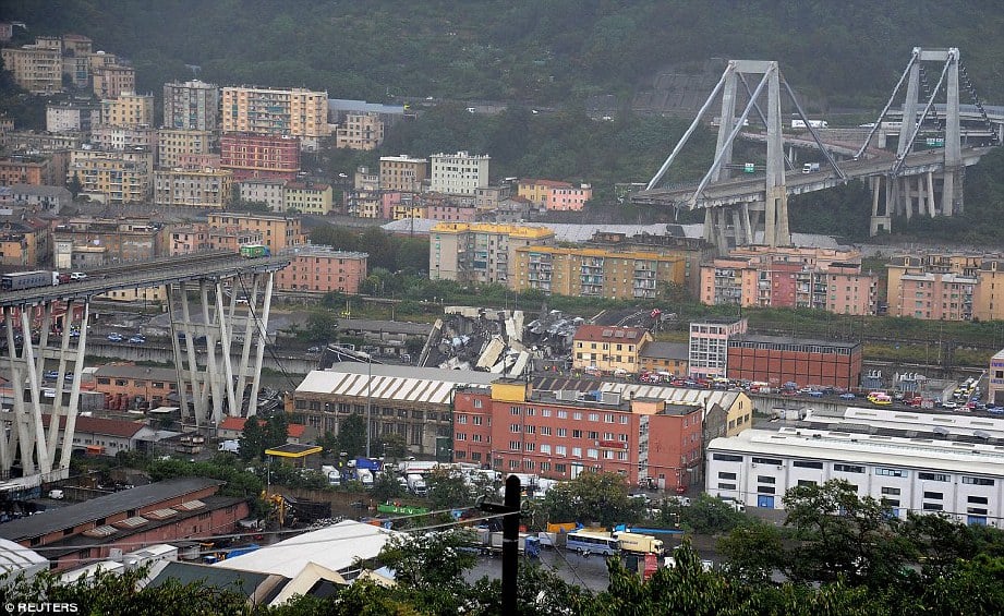 JAMBATAN runtuh di Genoa, Itali. Foto REUTERS 