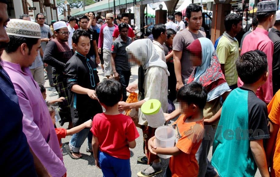 PENGEMIS termasuk wanita dan kanak-kanak menagih simpati orang ramai meminta derma di sekitar Masjid Muhammadi.