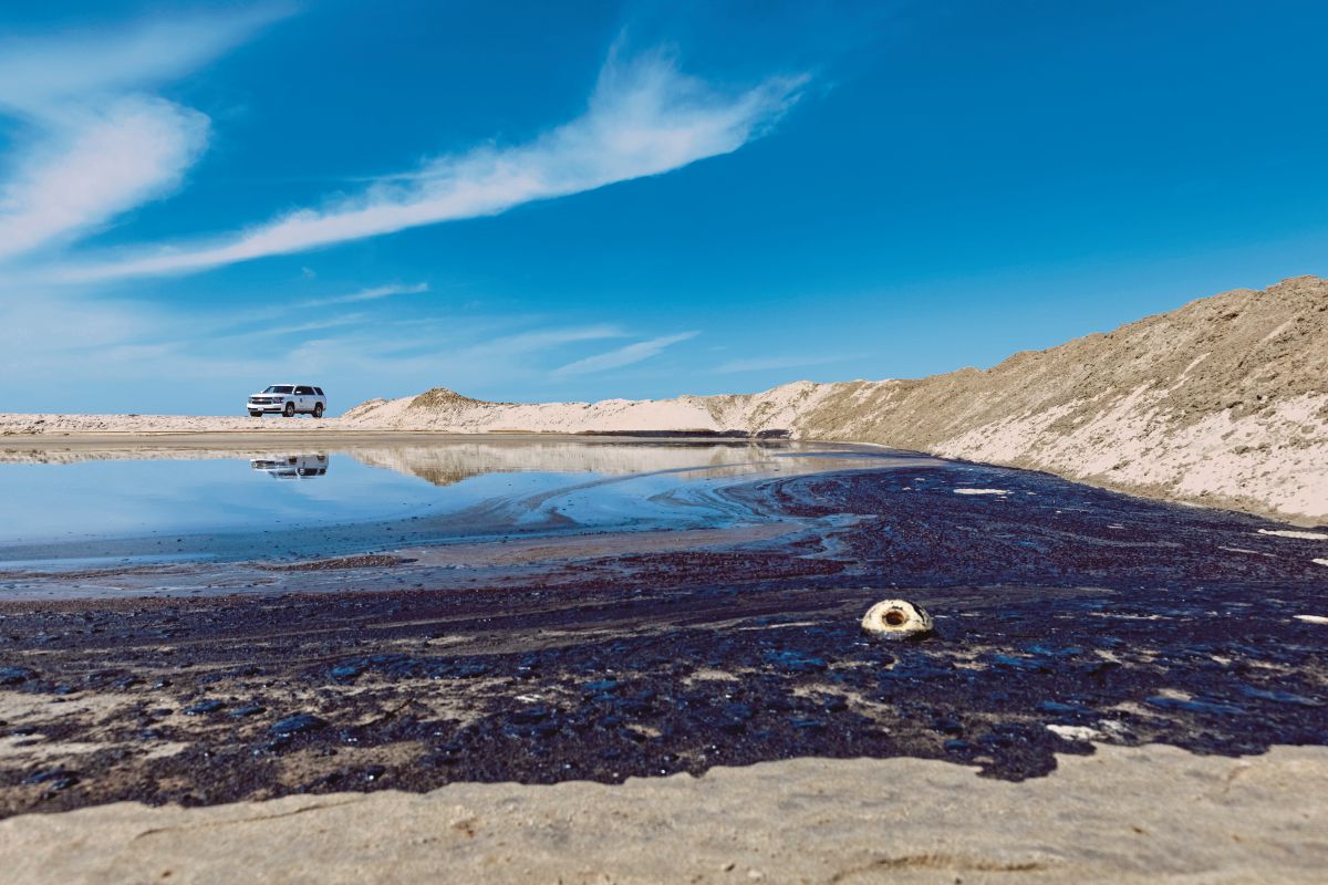 KESAN tar daripada tumpahan minyak berkenaan di Huntington Beach. FOTO EPA