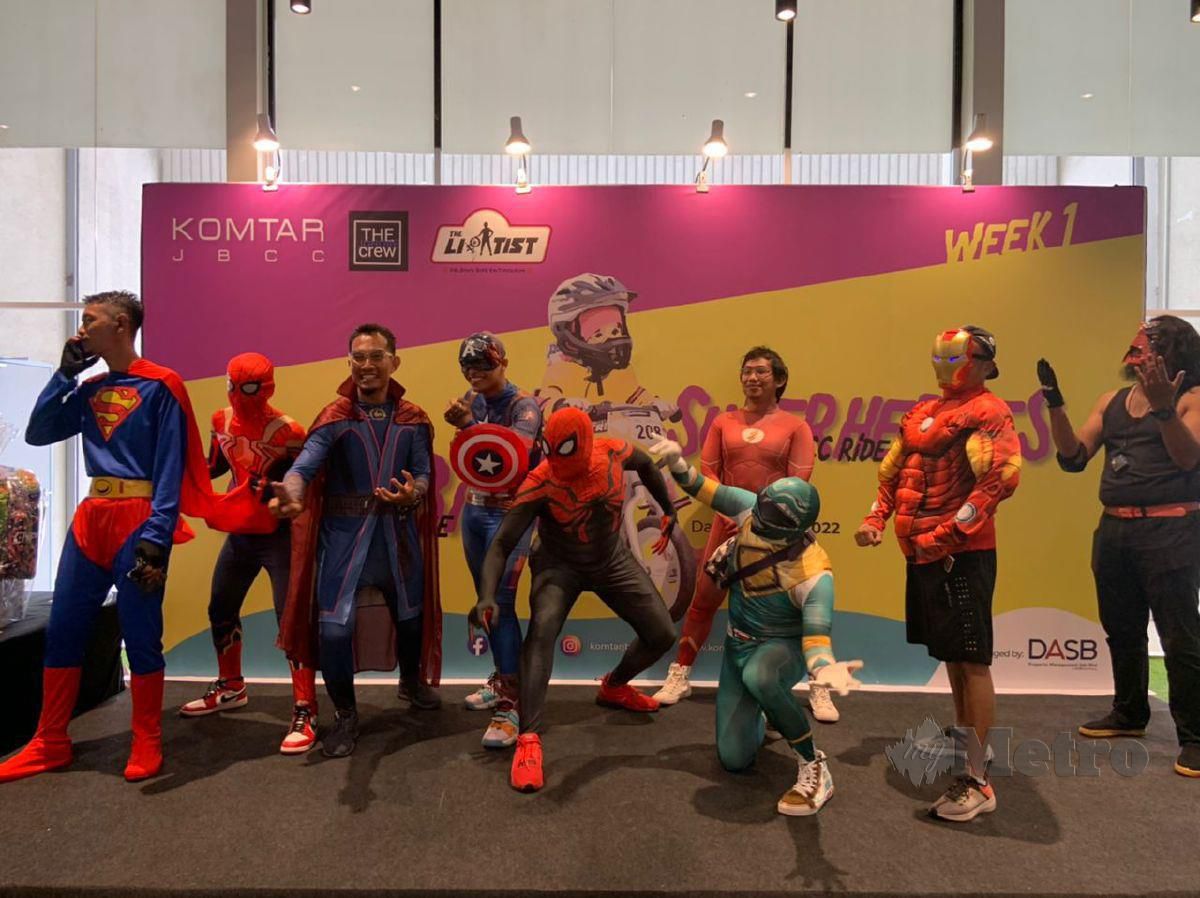 GELAGAT peserta kayuhan memakai kostum Superheroes.
