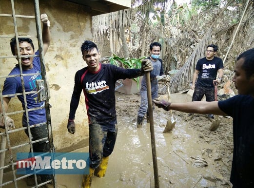 GOLONGAN muda tidak ketinggalan membantu membersihkan lumpur di rumah penduduk kampung. FOTO ihsan pembaca