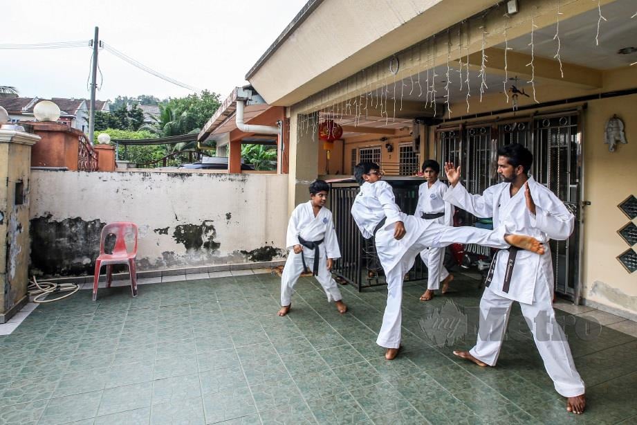 BEKAS atlet karate, R Puvaneswaran (kanan) berlatih bersama anak-anaknya Shrivars (dua kiri) , Rohitt (dua kanan) dan Geervan , di rumah ketika PKPB. FOTO Osman Adnan