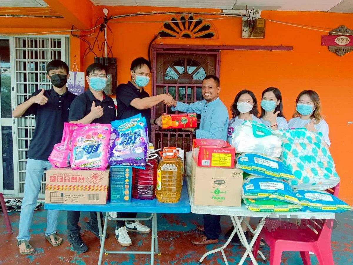 SHARIL (empat dari kanan) menerima sumbangan untuk penghuni Pusat Jagaan Warga Tua Selangor Relief Agency (SRA). 