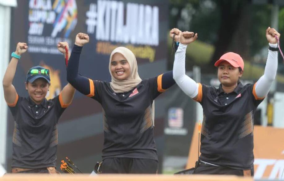 SKUAD memanah (dari kiri) Fatin, Syazhera dan Saritha berjaya memenangi pingat emas acara memanah  compound di Padang MSN. -Foto MOHAMAD SHAHRIL BADRI SAALI                        