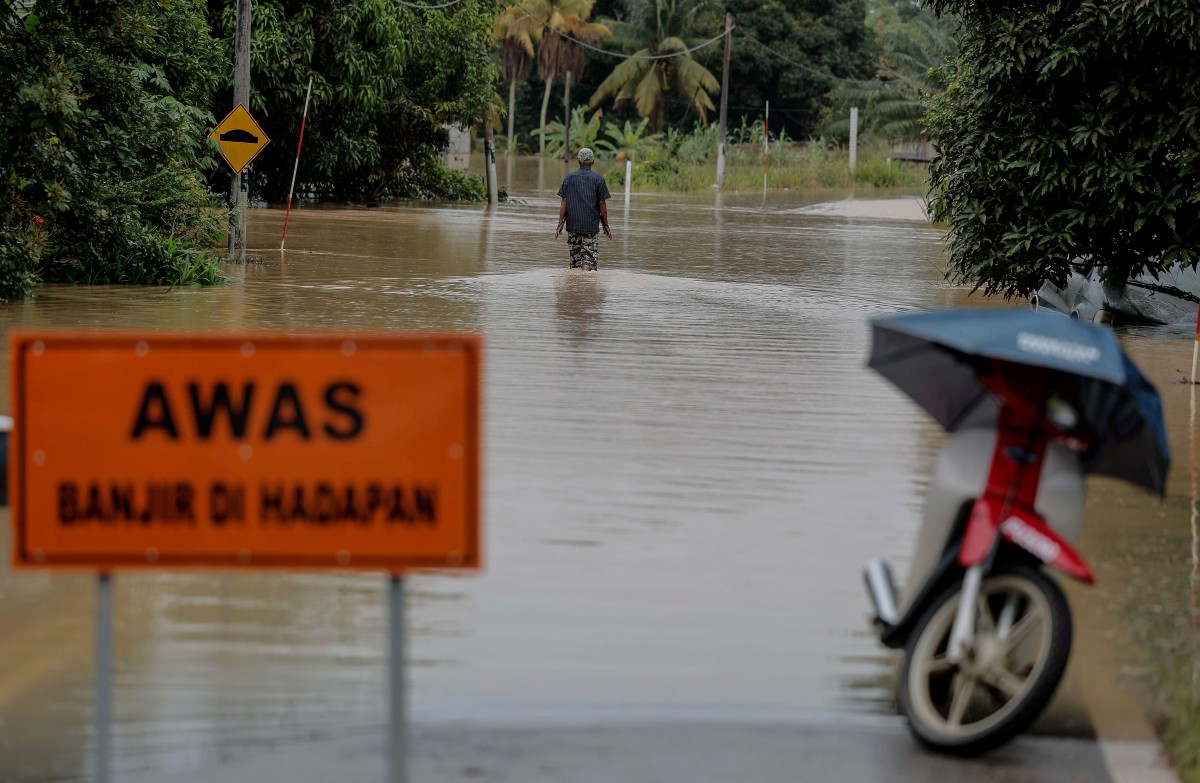 Banjir melanda beberapa kampung di Jalan Kuala Paya- Balai Badang, Segamat, Johor. FOTO Bernama.