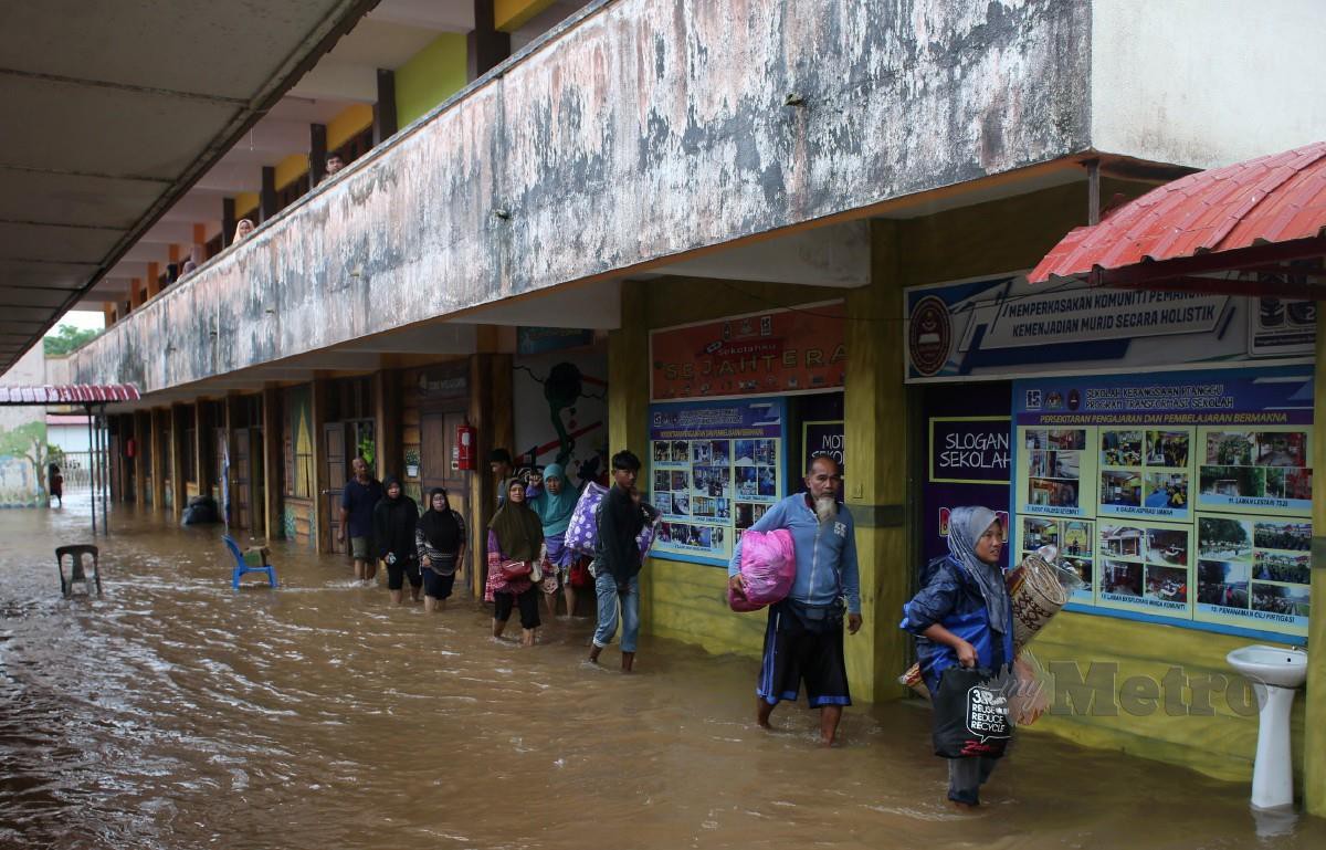MANGSA banjir yang berlindung di PPS SK Pianggu terpaksa dipindahkan ke PPS SK dan SMK Tanjung Gemok, selepas PPS itu dinaiki air. FOTO Farizul Hafiz Awang.