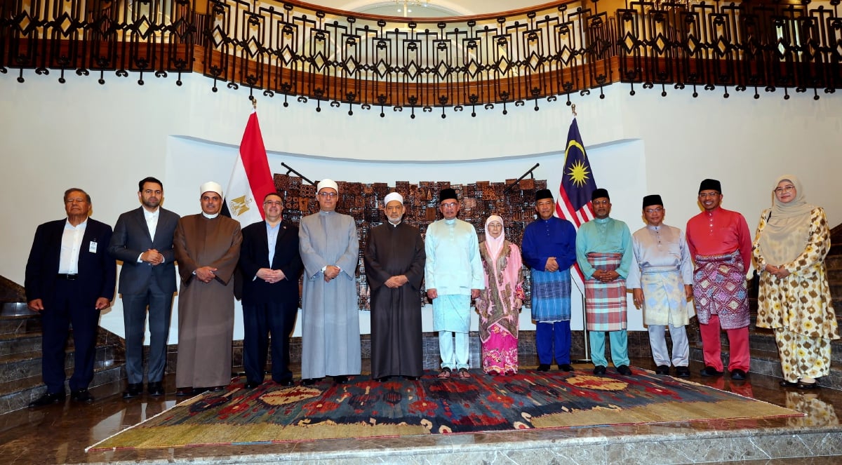 GAMBAR kenangan Anwar (tujuh, kanan) dan Dr Ahmad Muhammad (enam, kiri) bersama delegasi di Kompleks Seri Perdana, Putrajaya. FOTO Bernama.