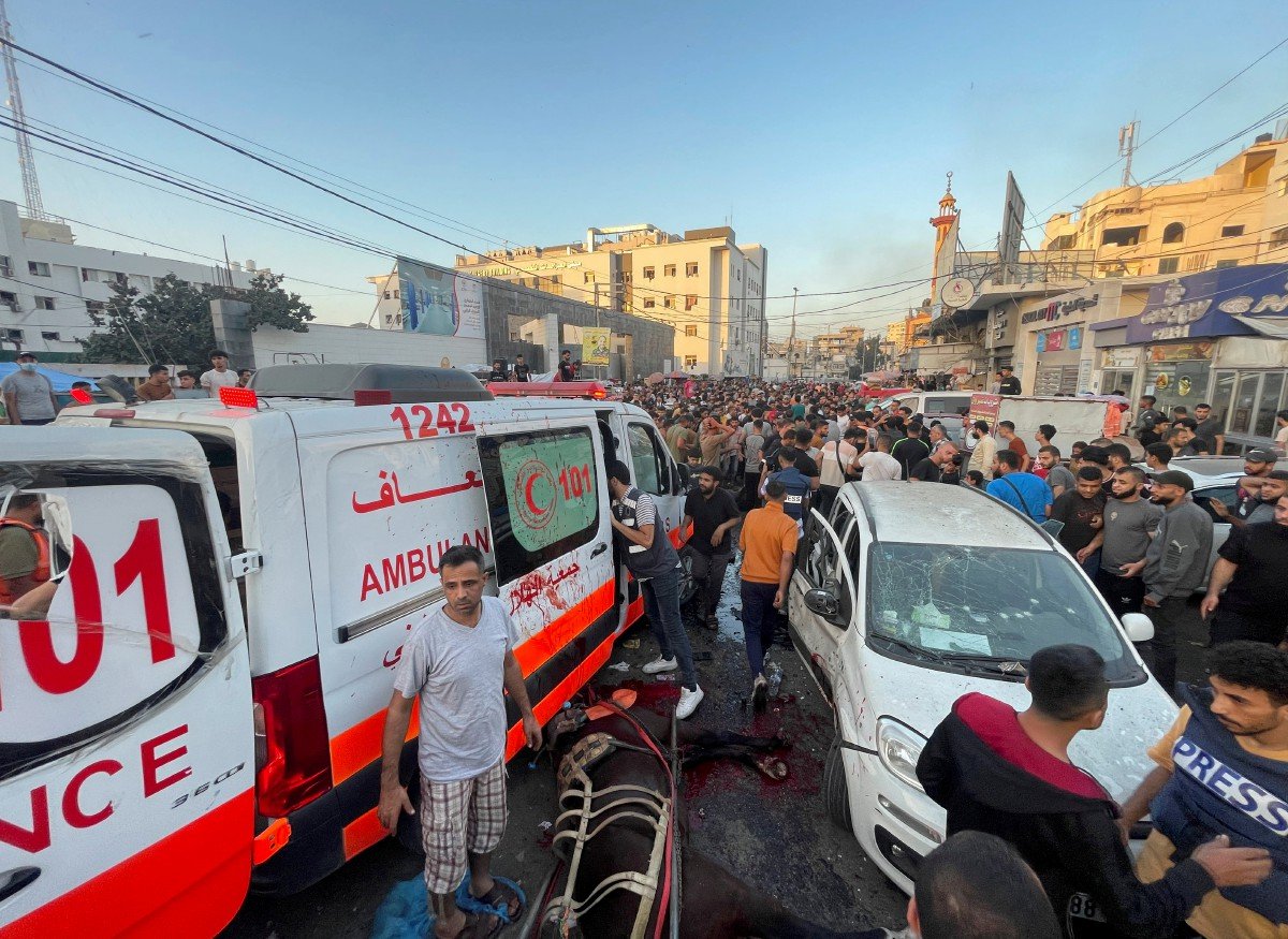 KONVOI ambulans yang diserang Israel dekat pintu masuk Hospital Al-Shifa, Gaza semalam. FOTO Reuters.