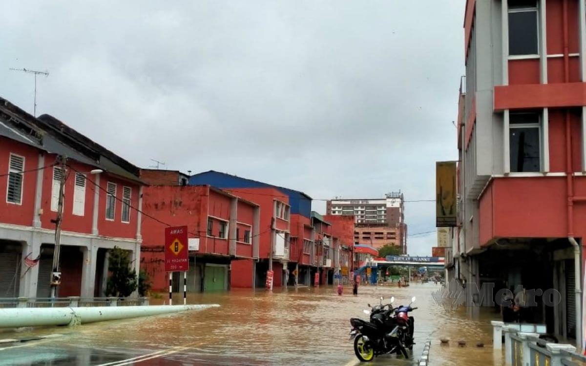 KEADAAN banjir di bandar Kota Tinggi yang dirakam semalam. FOTO Omar Ahmad.