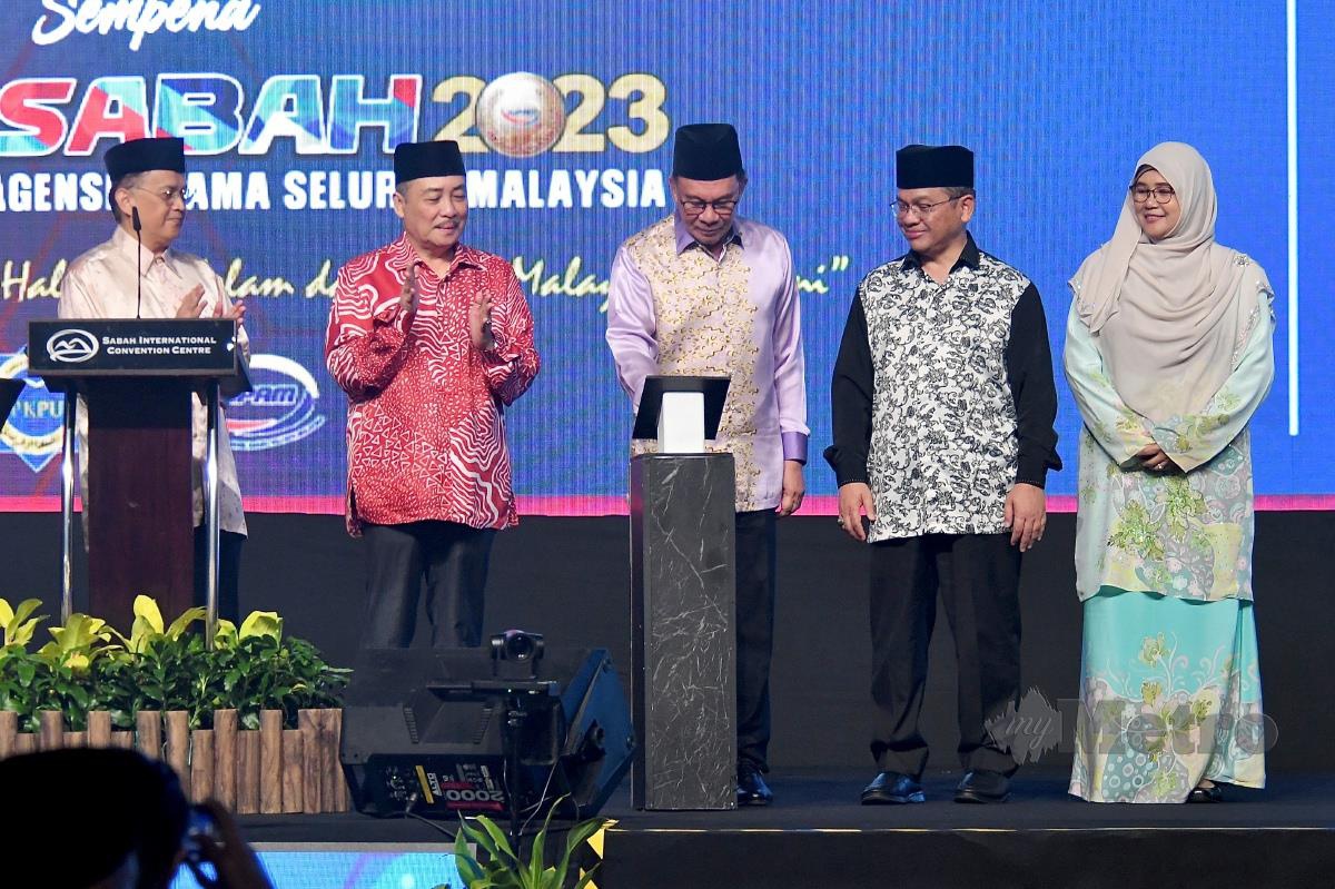 ANWAR (tengah) ketika merasmikan Konvensyen Perdana Pengurusan Hal Ehwal Islam Sempena IJMAK Perdana Agensi Agama Seluruh Malaysia (IJPAM) 2023 di Sabah. FOTO Mohd Adam Arinin.
