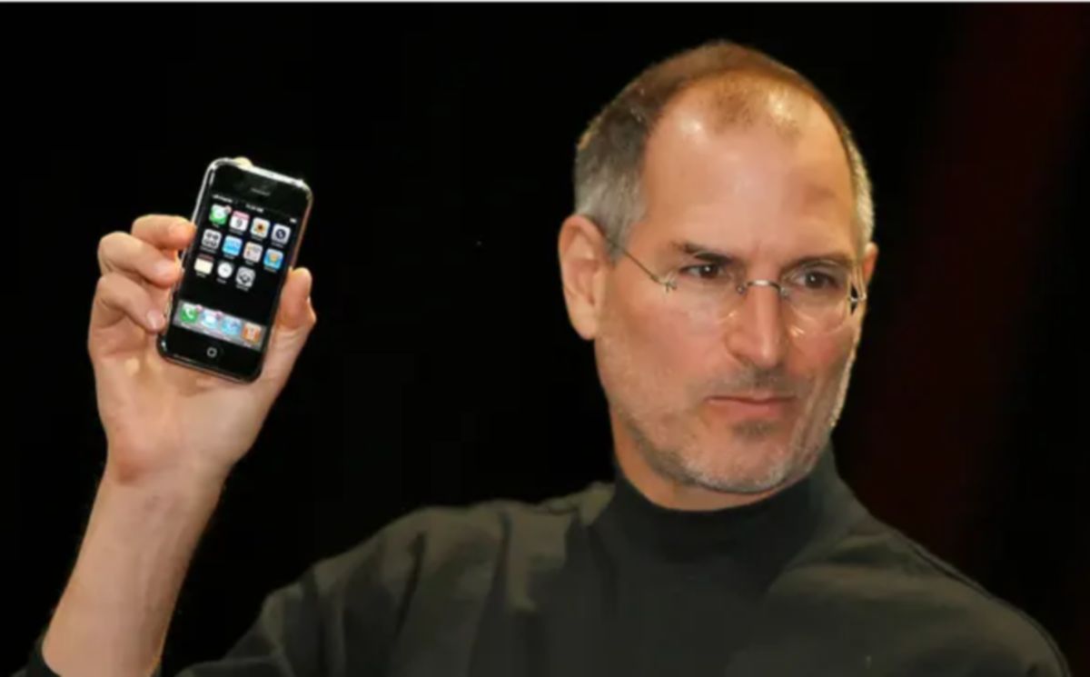 STEVE Jobs memperkenalkan iPhone pada Persidangan Apple di San Francisco pada Januari 2007. FOTO Tony Avelar/ AFP