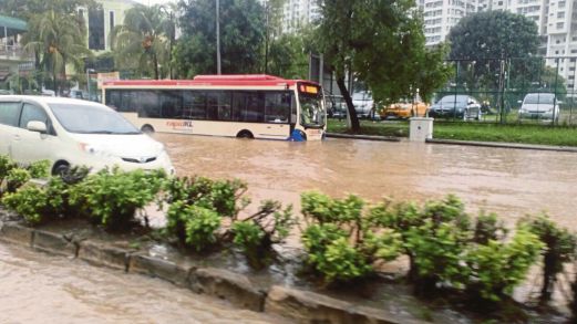 Hujan selama beberapa jam  mengakibatkan jalan utama berhadapan stesen KTMB Serdang dilanda banjir kilat.