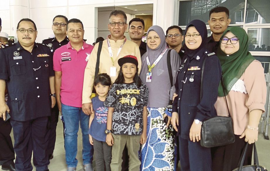 MD Noor  dan  Wan Sabariah (tiga dari kanan) diraikan rakan setugas dari Balai Polis Bandar Kinrara Puchong, Selangor di Kompleks TH sebelum berangkat ke Tanah Suci. 