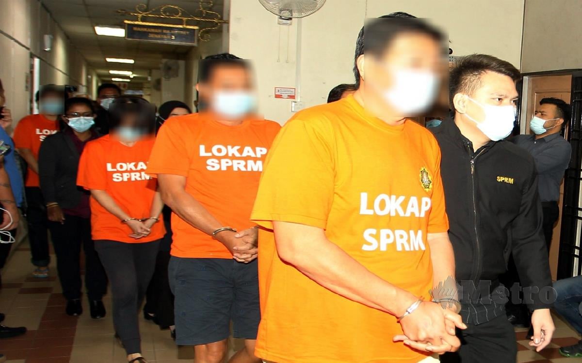 EMPAT individu termasuk seorang pengarah syarikat pengimport daging sejuk beku dibawa ke Mahkamah Majistret Johor Bahru untuk mendapatkan perintah tahanan reman, hari ini. FOTO Zain Ahmed.