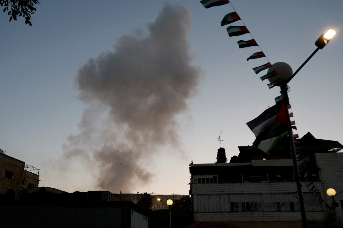 ASAP di ruang udara bandar Jenin susulan operasi besar-besaran oleh tentera Israel di Tebing Barat semalam. FOTO Reuters.