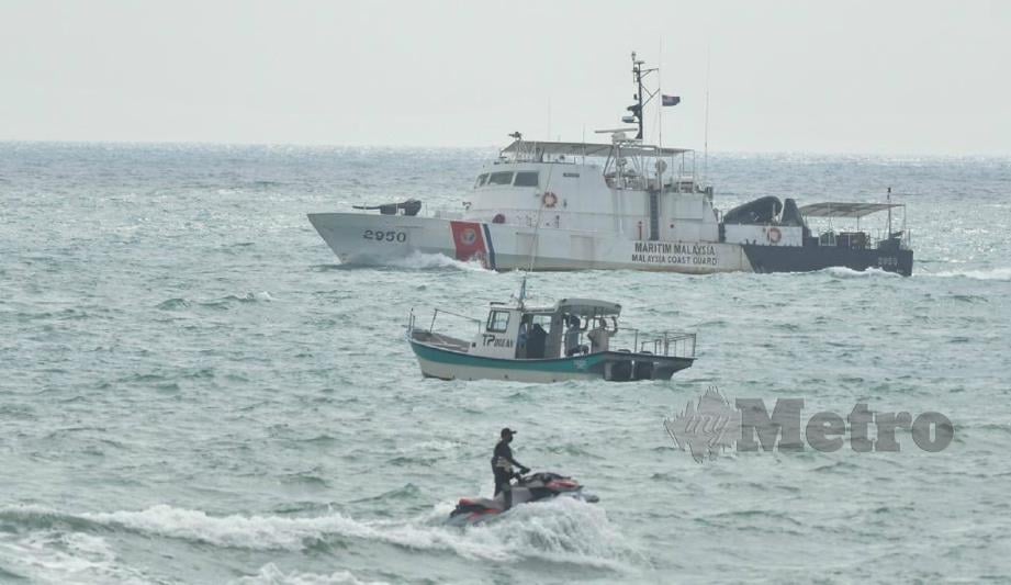 PASUKAN Operasi SAR giat menjalankan usaha mengesan empat penuntut PSMZA di Pantai Teluk Bidara, Seberang Pintasan, Dungun. FOTO Rosli Ilham. 