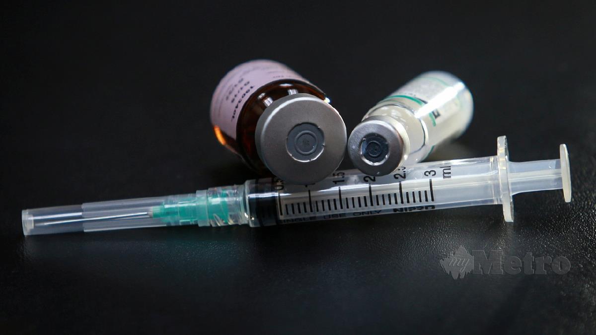 Gambar hiasan botol vaksin dan suntikan sebagai gambar hiasaan story Covid-19. FOTO ASWADI ALIAS