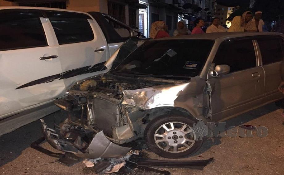 Penduduk memeriksa kenderaan yang rosak dilanggar suspek. FOTO Ihsan pembaca