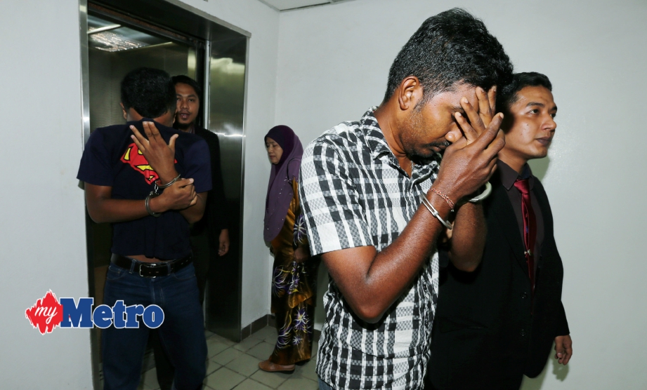 Nanthakumar (kanan) dijatuhi hukuman penjara satu hari dan denda RM10,000 dan Amir Khairi (kiri) mengaku tidak bersalah di Mahkamah Sesyen atas pertuduhan cuba merasuah anggota polis dengan memberi suapan RM1,000. FOTO Imran Makhzan 