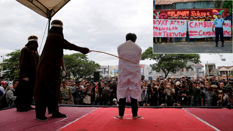 Seorang lelaki disebat kerana mengadakan hubungan homoseksual dan kini hukuman sebat dimansuhkan di Aceh. FOTO AFP/Reuters 