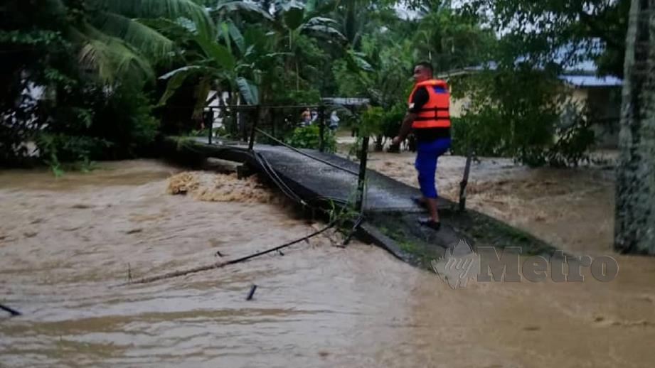 BANJIR melanda daerah Baling selepas hujan lebat, semalam. FOTO ihsan APM