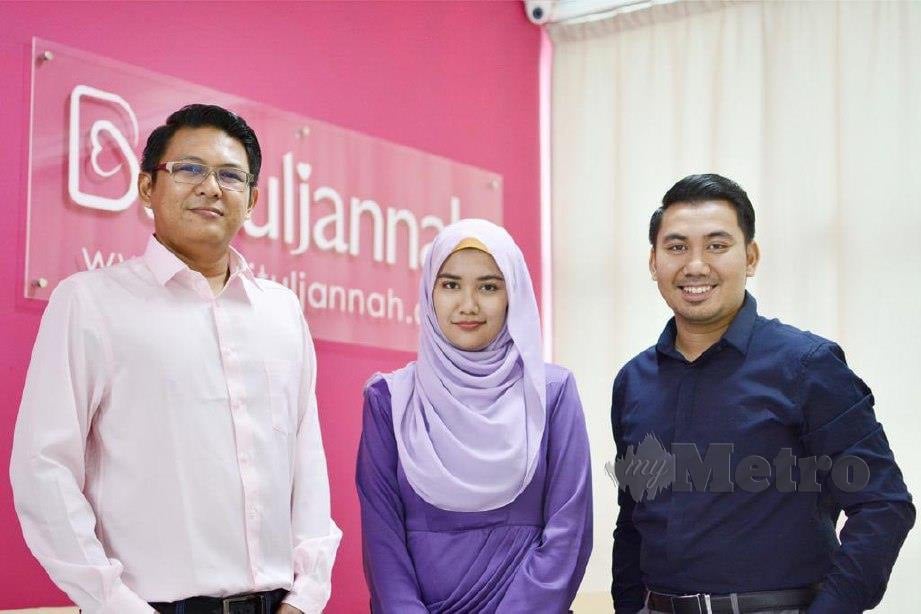  DR Wan Hasifi  (kanan) bersama kakaknya, Wan Nuradila Huda dan rakan mereka Muhammad Azrain Kamaruddin bertanggungjawab membangunkan aplikasi mencari jodoh muslim Baituljannah.com.