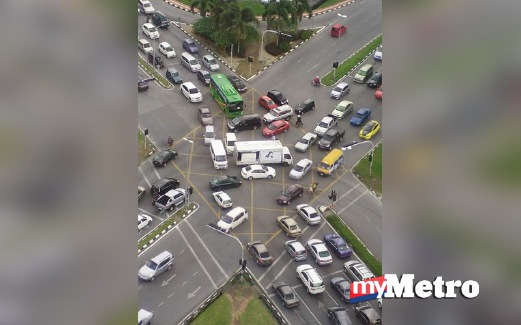 KEADAAN lalu lintas di Jalan Tun Abang Haji Openg, Kuching. FOTO ihsan pembaca