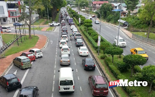 KESESAKAN jalan raya di Kuching kerana lampu isyarat tidak berfungsi akibat bekalan elektrik terputus. FOTO Jeakqleyn Yacho