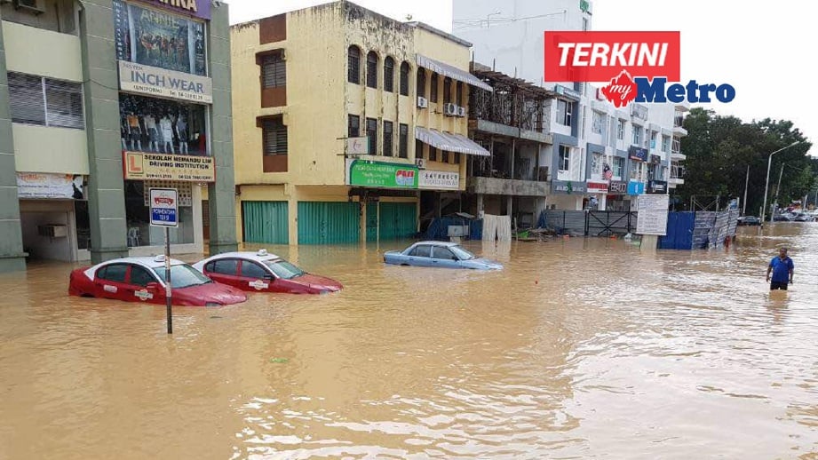 BEBERAPA kawasan dinaiki air akibat daripada banjir di kawasan Jalan Makloom, Jalan Sungai Pinang dan P.Ramlee. FOTO Mikail Ong