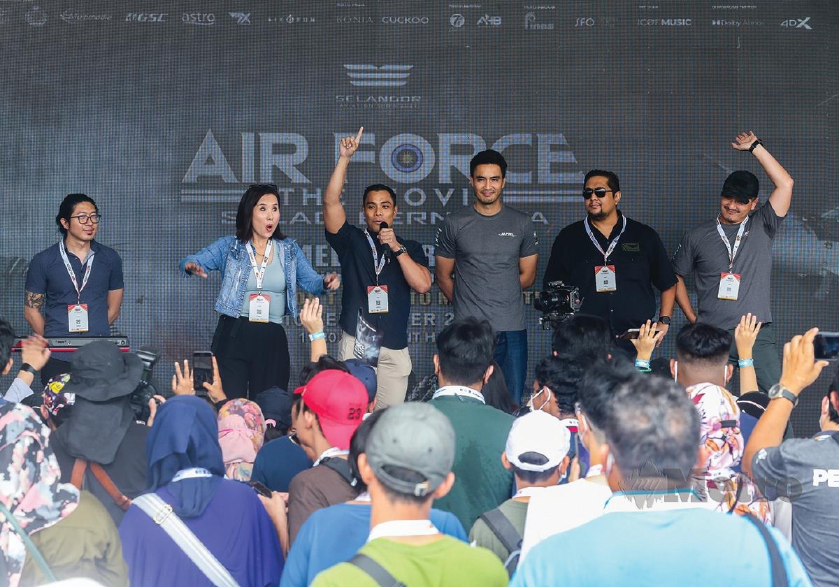PELAKON  filem Air Force The Movie: Selagi Bernyawa yang hadir pada Pemeran Penerbangan Selangor di Skypark Rac, Subang.