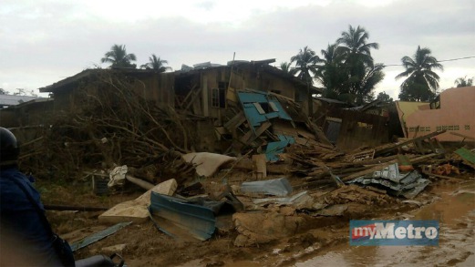 ANTARA rumah yang musnah akibat banjir. FOTO ihsan Seri Ziyanti Sufiantan