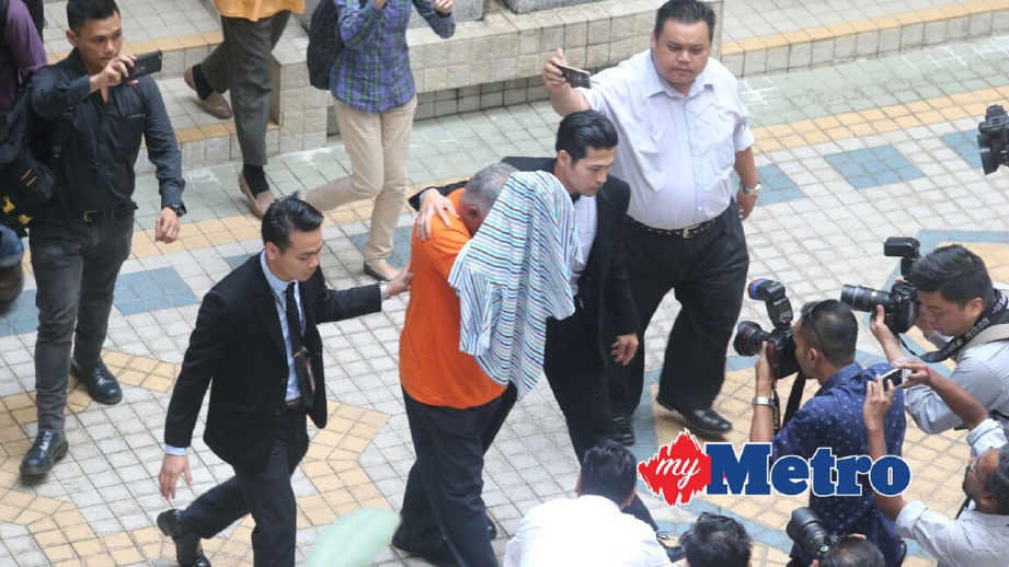 KETUA Setiausaha sebuah kementerian bergelar Datuk dibawa oleh anggota SPRM ke Mahkamah Majistret Putrajaya. FOTO Mohd Fadli Hamzah