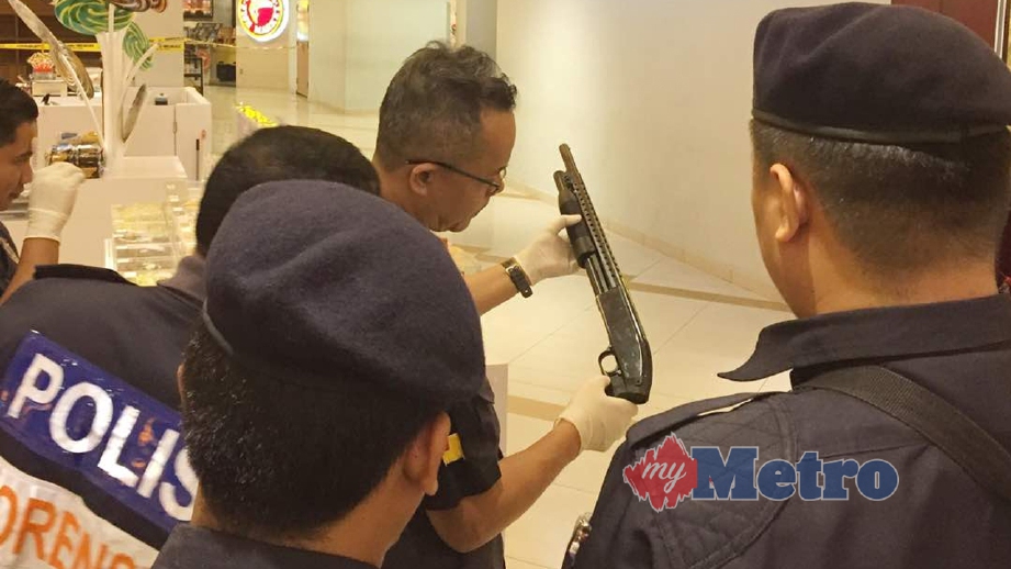 ANGGOTA polis memeriksa senjata  dipercayai diguna oleh perompak. FOTO Hasriyasyah Sabudin