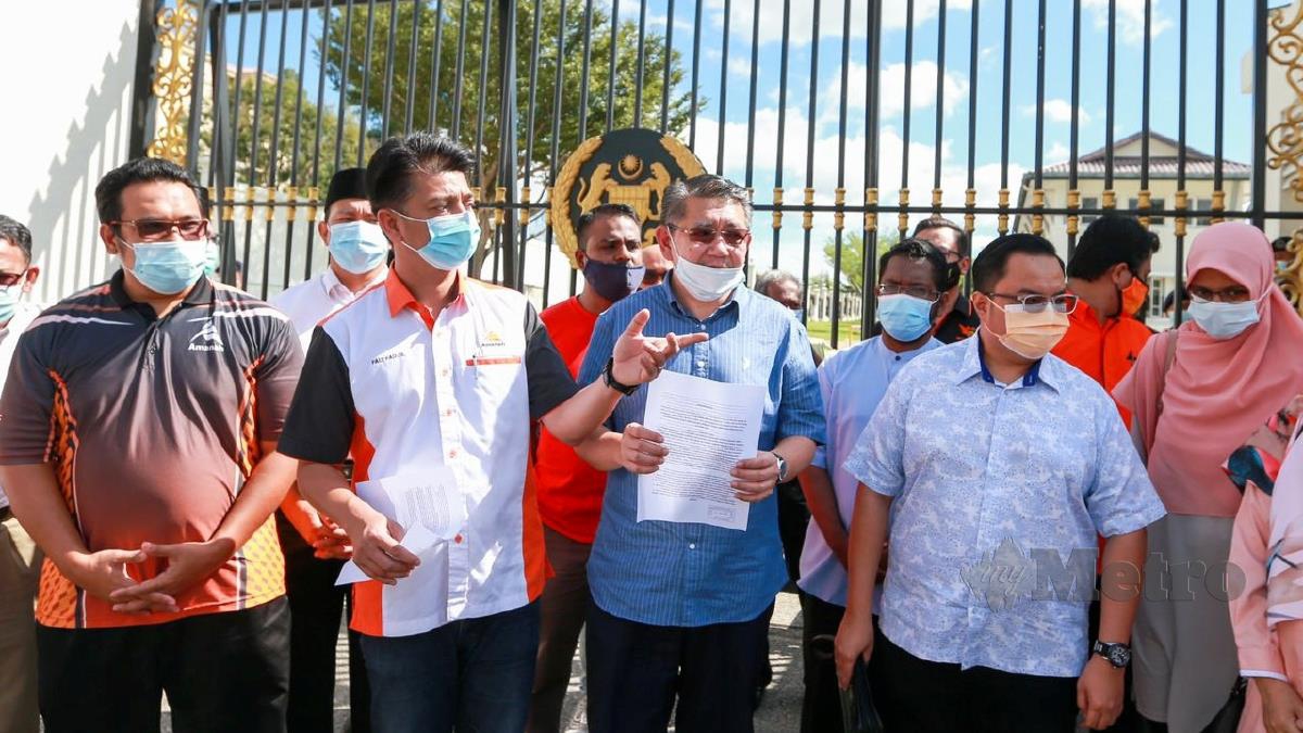 SALAHUDDIN (tengah) menyerahkan memorandum di Istana Negara memohon Suruhanjaya Siasatan Diraja ditubuhkan bagi menyiasat isu kartel daging. FOTO Aswadi Alias