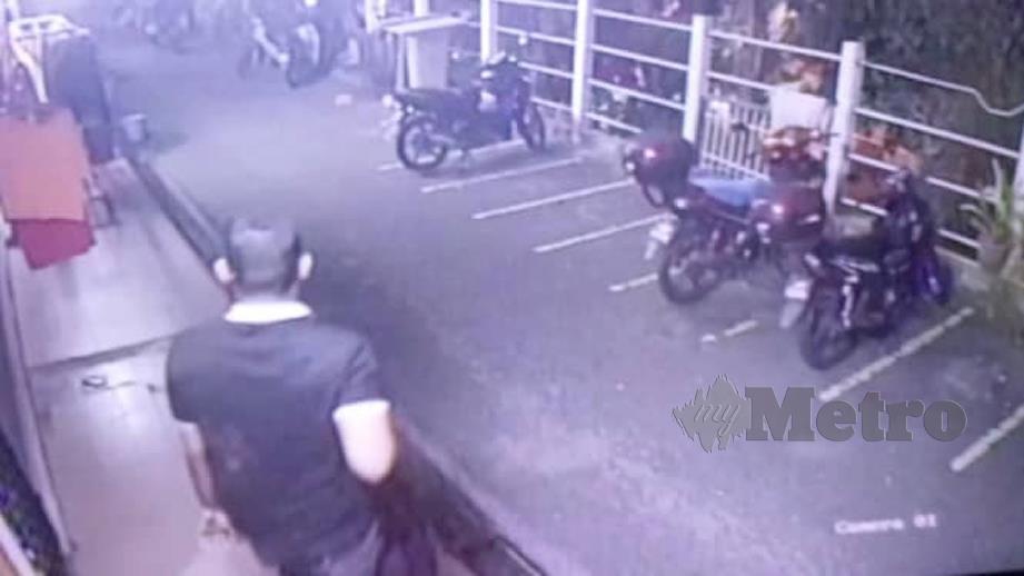 RAKAMAN CCTV menunjukkan suspek yang beredar selepas menyamun wanita di Seksyen 10, Wangsa Maju. FOTO ihsan Polis