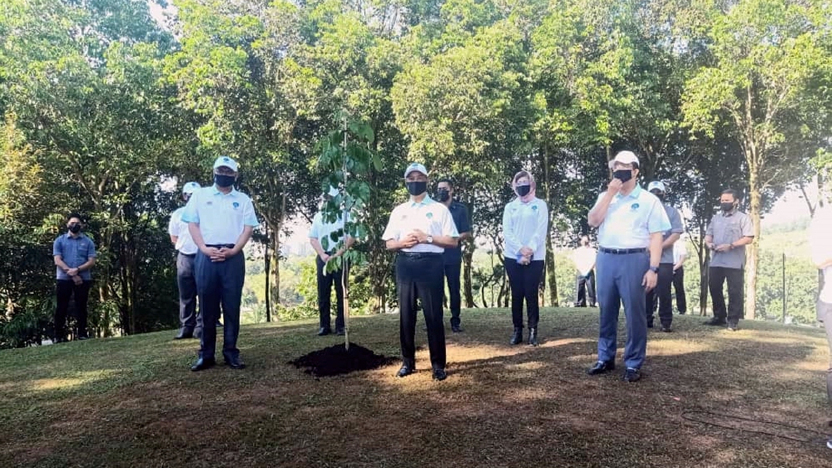 MUHYIDDIN (tengah)  menanam Pokok Merbau di perkarangan kediaman rasmi Seri Perdana bersempena dengan Kempen Penanaman 100 Juta Pokok 2021-2025. FOTO Bernama